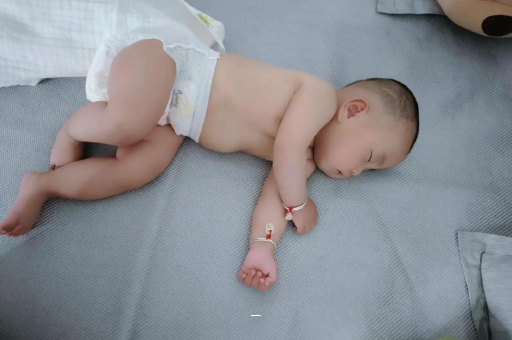 龙岩宝宝胳膊上起红疙瘩